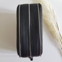 Lataa kuva Galleria-katseluun, ilava LIONA crossbody laukku, säädettävällä olkahihnalla ja kolmella taskulla. Hihnan max pituus 140cm Koko: 22,5cm x18cm x10cm Materiaali: Genuine Calf Leather Valmistusmaa: Italia