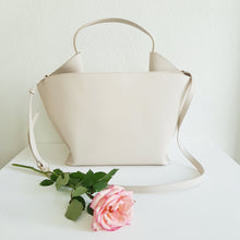 Lataa kuva Galleria-katseluun, Kaunis LIV laukku muodostuu kahdesta tilavasta osiosta. Sisällä laukussa on vetoketjullinen sisätasku ja toisella puolella puhelintasku. Kullanväriset metalliosat ja magneettilukitus. Ainutlaatuiset valmistusmateriaalit antavat laukulle kestävyyttä ja samalla myös ympäristöystävällisyyttä. Hihnan max pituus 120 cm Koko: 42 cm x 25 cm x 15 cm Materiaali: 58% kierrätysnahkaa, 25% polyesteria, 17% polyuretaania Valmistusmaa: Italia