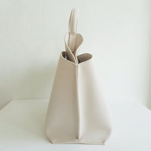 Lataa kuva Galleria-katseluun, Kaunis LIV laukku muodostuu kahdesta tilavasta osiosta. Sisällä laukussa on vetoketjullinen sisätasku ja toisella puolella puhelintasku. Kullanväriset metalliosat ja magneettilukitus. Ainutlaatuiset valmistusmateriaalit antavat laukulle kestävyyttä ja samalla myös ympäristöystävällisyyttä. Hihnan max pituus 120 cm Koko: 42 cm x 25 cm x 15 cm Materiaali: 58% kierrätysnahkaa, 25% polyesteria, 17% polyuretaania Valmistusmaa: Italia