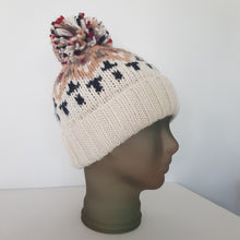 Lataa kuva Galleria-katseluun, Ihanan muhkea, pehmeä ja lämmin villapipo isolla tupsulla, pitää varmasti pään lämpimänä syksyllä sekä talvella.
Pipo sopii miehelle kuin naisillekin.
Materiaali: merinovilla
värit: beige, sininen ja musta
valmistusmaa Kiina