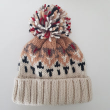 Lataa kuva Galleria-katseluun, Ihanan muhkea, pehmeä ja lämmin villapipo isolla tupsulla, pitää varmasti pään lämpimänä syksyllä sekä talvella.
Pipo sopii miehelle kuin naisillekin.
Materiaali: merinovilla
värit: beige, sininen ja musta
valmistusmaa Kiina