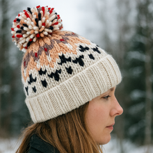 Lataa kuva Galleria-katseluun, hanan muhkea, pehmeä ja lämmin merinovillapipo, jonka näyttävä tupsu tekee lookista rennon mutta tyylikkään. Paksu neulos suojaa viimalta ja pitää pään varmasti lämpimänä sekä syksyn koleissa illoissa että keskitalven pakkasissa.
Unisex-malli sopii yhtä hyvin miehille ja naisille. Helppo yhdistää niin villakangastakin, toppatakin kuin laskettelutakin kanssa.