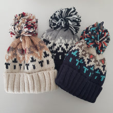 Lataa kuva Galleria-katseluun, Ihanan muhkea, pehmeä ja lämmin villapipo isolla tupsulla, pitää varmasti pään lämpimänä syksyllä sekä talvella. Pipo sopii miehelle kuin naisillekin. Materiaali: merinovilla
värit: beige, sininen ja musta
valmistusmaa Kiina