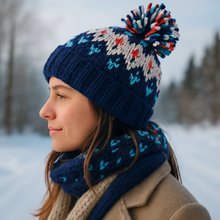 Lataa kuva Galleria-katseluun, hanan muhkea, pehmeä ja lämmin merinovillapipo, jonka näyttävä tupsu tekee lookista rennon mutta tyylikkään. Paksu neulos suojaa viimalta ja pitää pään varmasti lämpimänä sekä syksyn koleissa illoissa että keskitalven pakkasissa.
Unisex-malli sopii yhtä hyvin miehille ja naisille. Helppo yhdistää niin villakangastakin, toppatakin kuin laskettelutakin kanssa.