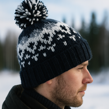 Lataa kuva Galleria-katseluun, hanan muhkea, pehmeä ja lämmin merinovillapipo, jonka näyttävä tupsu tekee lookista rennon mutta tyylikkään. Paksu neulos suojaa viimalta ja pitää pään varmasti lämpimänä sekä syksyn koleissa illoissa että keskitalven pakkasissa.
Unisex-malli sopii yhtä hyvin miehille ja naisille. Helppo yhdistää niin villakangastakin, toppatakin kuin laskettelutakin kanssa.