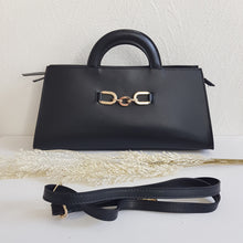 Lataa kuva Galleria-katseluun, ALIINA nahkalaukku kantokahvoilla ja säädettävällä olkahihnalla. Edestä laukkua koristaa kaunis kullanvärinen solkiyksityiskohta.