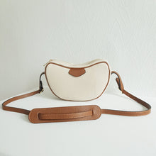 Lataa kuva Galleria-katseluun, Tyylikäs Maira olkalaukku, jota voi käyttää olalla tai rinnan halki. Laukussa yksi tasku, sisältä löytyy myös vetoketjullinen piilotasku. Laukun metalliosat ovat kullan väriset. Koko: pituus 24 cm, korkeus 14 cm, syvyys 6 cm Hihna Max pituus 118 cm Materiaali nahka Valmistusmaa Italia