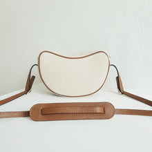 Lataa kuva Galleria-katseluun, Tyylikäs Maira olkalaukku, jota voi käyttää olalla tai rinnan halki. Laukussa yksi tasku, sisältä löytyy myös vetoketjullinen piilotasku. Laukun metalliosat ovat kullan väriset. Koko: pituus 24 cm, korkeus 14 cm, syvyys 6 cm Hihna Max pituus 118 cm Materiaali nahka Valmistusmaa Italia