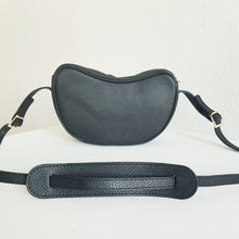 Lataa kuva Galleria-katseluun, Tyylikäs Maira olkalaukku, jota voi käyttää olalla tai rinnan halki. Laukussa yksi tasku, sisältä löytyy myös vetoketjullinen piilotasku. Laukun metalliosat ovat kullan väriset. Koko: pituus 24 cm, korkeus 14 cm, syvyys 6 cm Hihna Max pituus 118 cm Materiaali nahka Valmistusmaa Italia