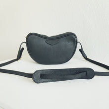 Lataa kuva Galleria-katseluun, Tyylikäs Maira olkalaukku, jota voi käyttää olalla tai rinnan halki. Laukussa yksi tasku, sisältä löytyy myös vetoketjullinen piilotasku. Laukun metalliosat ovat kullan väriset. Koko: pituus 24 cm, korkeus 14 cm, syvyys 6 cm Hihna Max pituus 118 cm Materiaali nahka Valmistusmaa Italia