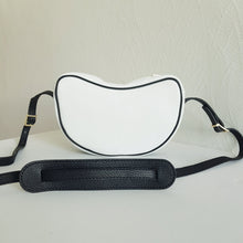 Lataa kuva Galleria-katseluun, Tyylikäs Maira olkalaukku, jota voi käyttää olalla tai rinnan halki. Laukussa yksi tasku, sisältä löytyy myös vetoketjullinen piilotasku. Laukun metalliosat ovat kullan väriset. Koko: pituus 24 cm, korkeus 14 cm, syvyys 6 cm Hihna Max pituus 118 cm Materiaali nahka Valmistusmaa Italia