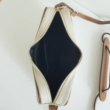 Lataa kuva Galleria-katseluun, Tyylikäs Maira olkalaukku, jota voi käyttää olalla tai rinnan halki. Laukussa yksi tasku, sisältä löytyy myös vetoketjullinen piilotasku. Laukun metalliosat ovat kullan väriset. Koko: pituus 24 cm, korkeus 14 cm, syvyys 6 cm Hihna Max pituus 118 cm Materiaali nahka Valmistusmaa Italia