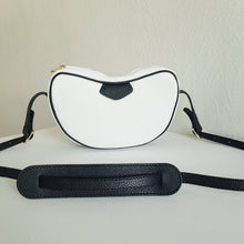 Lataa kuva Galleria-katseluun, Tyylikäs Maira olkalaukku, jota voi käyttää olalla tai rinnan halki. Laukussa yksi tasku, sisältä löytyy myös vetoketjullinen piilotasku. Laukun metalliosat ovat kullan väriset. Koko: pituus 24 cm, korkeus 14 cm, syvyys 6 cm Hihna Max pituus 118 cm Materiaali nahka Valmistusmaa Italia