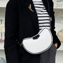 Lataa kuva Galleria-katseluun, Tyylikäs Maira olkalaukku, jota voi käyttää olalla tai rinnan halki. Laukussa yksi tasku, sisältä löytyy myös vetoketjullinen piilotasku. Laukun metalliosat ovat kullan väriset. Koko: pituus 24 cm, korkeus 14 cm, syvyys 6 cm Hihna Max pituus 118 cm Materiaali nahka Valmistusmaa Italia