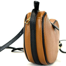 Lataa kuva Galleria-katseluun, Tyylikäs Maira olkalaukku, jota voi käyttää olalla tai rinnan halki. Laukussa yksi tasku, sisältä löytyy myös vetoketjullinen piilotasku. Laukun metalliosat ovat kullan väriset. Koko: pituus 24 cm, korkeus 14 cm, syvyys 6 cm Hihna Max pituus 118 cm Materiaali nahka Valmistusmaa Italia