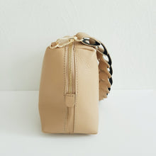 Lataa kuva Galleria-katseluun, Tyylikäs ADA nahkalaukku on uusi crossbody malli. Laukussa on kaunis nahkainen kantohihna, kapea säädettävä olkahihna, yksi iso tasku, vetoketjukiinnitys ja sisältä löytyy vetoketjullinen piilotasku. Kullanväriset metalliosat. Väri: konjakinruskea tai beige