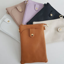 Lataa kuva Galleria-katseluun, Tyylikäs ja käytännöllinen MARTINA puhelinlaukku sopii hyvin sekä arkeen että juhlaan. Tässä laukussa puhelimesi pysyy turvassa ja silti helposti saatavilla. Vetoketjullinen päätasku ja etupuolella oleva tilava nepparitasku kultaisilla yksityiskohdilla tarjoavat kätevästi tilaa myös muille pikkutavaroille.