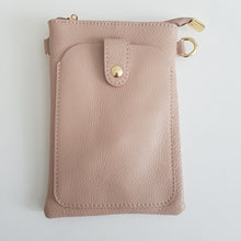 Lataa kuva Galleria-katseluun, Tyylikäs ja käytännöllinen MARTINA puhelinlaukku sopii hyvin sekä arkeen että juhlaan. Tässä laukussa puhelimesi pysyy turvassa ja silti helposti saatavilla. Vetoketjullinen päätasku ja etupuolella oleva tilava nepparitasku kultaisilla yksityiskohdilla tarjoavat kätevästi tilaa myös muille pikkutavaroille.