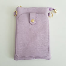 Lataa kuva Galleria-katseluun, Tyylikäs ja käytännöllinen MARTINA puhelinlaukku sopii hyvin sekä arkeen että juhlaan. Laukussa on yksi vetoketjullinen tasku ja edessä myös tilava tasku nepparikiinnityksellä ja kultaisilla metalliosilla.