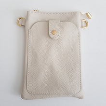 Lataa kuva Galleria-katseluun, Tyylikäs ja käytännöllinen MARTINA puhelinlaukku sopii hyvin sekä arkeen että juhlaan. Tässä laukussa puhelimesi pysyy turvassa ja silti helposti saatavilla. Vetoketjullinen päätasku ja etupuolella oleva tilava nepparitasku kultaisilla yksityiskohdilla tarjoavat kätevästi tilaa myös muille pikkutavaroille.