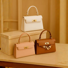 Lataa kuva Galleria-katseluun, NOE on italialainen nahkalaukku, joka yhdistää tyylikkyyden ja asenteen. Pieni, mutta vaikuttava – katseenvangitsija arkeen ja juhlaan.