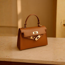 Lataa kuva Galleria-katseluun, NOE on italialainen nahkalaukku, joka yhdistää tyylikkyyden ja asenteen. Pieni, mutta vaikuttava – katseenvangitsija arkeen ja juhlaan.