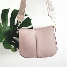 Lataa kuva Galleria-katseluun, Tyylikäs RENATA nahkalaukussa on kaksi hihnaa ja sisältä löytyy vetoketjullinen tilanjakaja sekä vetoketjullinen sivu ja avotasku. Koko: pituus 25 cm, korkeus 19 cm, syvyys 8 cm Väri : puuteri Hihna: Leveys 2,5 cm max pituus 110 cm leveä koristeellinen polyesteri/nahka hihna kullanvärisillä pistolukoilla, leveys 5,5 cm, säädettävä pituus max. 128 cm Valmistusmaa Italia