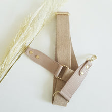 Lataa kuva Galleria-katseluun, Nahkainen RUFINA olkalaukku säädettävällä olkahihnalla. Laukussa on kaksi lokeroa keskellä ja vetoketjulliset sivutaskut. Tyylikäs kullanvärinen lukkokiinnitys, takana vetoketjullinen sivutasku. Laukkuun sopii myös erillinen koristehihna.