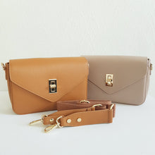 Lataa kuva Galleria-katseluun, Nahkainen RUFINA olkalaukku säädettävällä olkahihnalla. Laukussa on kaksi lokeroa keskellä ja vetoketjulliset sivutaskut. Tyylikäs kullanvärinen lukkokiinnitys, takana vetoketjullinen sivutasku. Laukkuun sopii myös erillinen koristehihna.