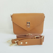 Lataa kuva Galleria-katseluun, Tyylikäs RUFINA olkalaukku säädettävällä olkahihnalla. Laukussa kaksi lokeroa keskellä ja sivussa vetoketjulliset taskut. Tyylikäs kullanvärinen lukkokiinnitys ,takana vetoketjullinen sivutasku. Materiaali: nahka Koko: pituus 22,5 cm, korkeus 17 cm, syvyys 6 cm Hihna: leveys 4 cm , max pituus 122 cm Valmistusmaa: Italia Laukkuun sopii myös erillinen koristehihna mitä löytyy verkkokaupan osastolta Laukun hihnat!