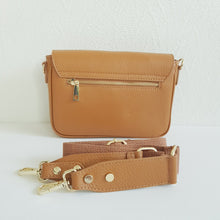 Lataa kuva Galleria-katseluun, Tyylikäs RUFINA olkalaukku säädettävällä olkahihnalla. Laukussa kaksi lokeroa keskellä ja sivussa vetoketjulliset taskut. Tyylikäs kullanvärinen lukkokiinnitys ,takana vetoketjullinen sivutasku. Materiaali: nahka Koko: pituus 22,5 cm, korkeus 17 cm, syvyys 6 cm Hihna: leveys 4 cm , max pituus 122 cm Valmistusmaa: Italia Laukkuun sopii myös erillinen koristehihna mitä löytyy verkkokaupan osasta Laukun hihnat.