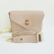 Lataa kuva Galleria-katseluun, Nahkainen RUFINA olkalaukku säädettävällä olkahihnalla. Laukussa on kaksi lokeroa keskellä ja vetoketjulliset sivutaskut. Tyylikäs kullanvärinen lukkokiinnitys, takana vetoketjullinen sivutasku. Laukkuun sopii myös erillinen koristehihna.