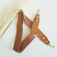 Lataa kuva Galleria-katseluun, Tyylikäs RUFINA olkalaukku säädettävällä olkahihnalla. Laukussa kaksi lokeroa keskellä ja sivussa vetoketjulliset taskut. Tyylikäs kullanvärinen lukkokiinnitys ,takana vetoketjullinen sivutasku. Materiaali: nahka Koko: pituus 22,5 cm, korkeus 17 cm, syvyys 6 cm Hihna: leveys 4 cm , max pituus 122 cm Valmistusmaa: Italia Laukkuun sopii myös erillinen koristehihna mitä löytyy verkkokaupasta Laukun hihnat.