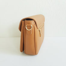 Lataa kuva Galleria-katseluun, Tyylikäs RUFINA olkalaukku säädettävällä olkahihnalla. Laukussa kaksi lokeroa keskellä ja sivussa vetoketjulliset taskut. Tyylikäs kullanvärinen lukkokiinnitys ,takana vetoketjullinen sivutasku. Materiaali: nahka Koko: pituus 22,5 cm, korkeus 17 cm, syvyys 6 cm Hihna: leveys 4 cm , max pituus 122 cm Valmistusmaa: Italia Laukkuun sopii myös erillinen koristehihna mitä löytyy verkkokaupasta Laukun hihnat!