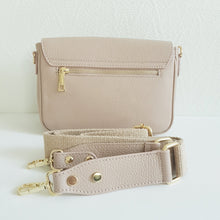 Lataa kuva Galleria-katseluun, Nahkainen RUFINA olkalaukku säädettävällä olkahihnalla. Laukussa on kaksi lokeroa keskellä ja vetoketjulliset sivutaskut. Tyylikäs kullanvärinen lukkokiinnitys, takana vetoketjullinen sivutasku. Laukkuun sopii myös erillinen koristehihna.