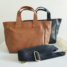 Lataa kuva Galleria-katseluun, Upea TESSA nahkalaukku, säädettävällä koristehihnalla ja kulta lukoilla. Laukussa vetoketjulukitus. Sisältä löytyy avo ja vetoketjullinen piilotasku. Koko: pituus 37 cm, korkeus 22 cm, syvyys 15cm Olkahihna leveys 1,5 cm, max pituus 128 cm leveä koristeellinen polyesteri/ nahka hihna kullanvärisillä pistolukoilla, leveys 5,5 cm, säädettävä pituus max. 128 cm Valmistusmaa Italia