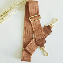 Lataa kuva Galleria-katseluun, Upea TESSA nahkalaukku, säädettävällä koristehihnalla ja kulta lukoilla. Laukussa vetoketjulukitus. Sisältä löytyy avo ja vetoketjullinen piilotasku. Koko: pituus 37 cm, korkeus 22 cm, syvyys 15cm Olkahihna leveys 1,5 cm, max pituus 128 cm leveä koristeellinen polyesteri/ nahka hihna kullanvärisillä pistolukoilla, leveys 5,5 cm, säädettävä pituus max. 128 cm Valmistusmaa Italia