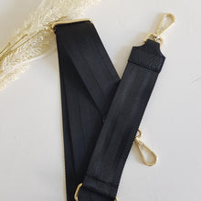 Lataa kuva Galleria-katseluun, Upea TESSA nahkalaukku, säädettävällä koristehihnalla ja kulta lukoilla. Laukussa vetoketjulukitus. Sisältä löytyy avo ja vetoketjullinen piilotasku. Koko: pituus 37 cm, korkeus 22 cm, syvyys 15cm Olkahihna leveys 1,5 cm, max pituus 128 cm leveä koristeellinen polyesteri/ nahka hihna kullanvärisillä pistolukoilla, leveys 5,5 cm, säädettävä pituus max. 128 cm Valmistusmaa Italia