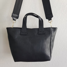 Lataa kuva Galleria-katseluun, Upea TESSA nahkalaukku, säädettävällä koristehihnalla ja kulta lukoilla. Laukussa vetoketjulukitus. Sisältä löytyy avo ja vetoketjullinen piilotasku. Koko: pituus 37 cm, korkeus 22 cm, syvyys 15cm Olkahihna leveys 1,5 cm, max pituus 128 cm leveä koristeellinen polyesteri/ nahka hihna kullanvärisillä pistolukoilla, leveys 5,5 cm, säädettävä pituus max. 128 cm Valmistusmaa Italia