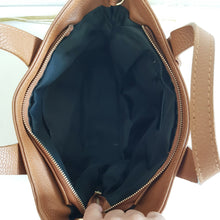 Lataa kuva Galleria-katseluun, Upea TESSA nahkalaukku, säädettävällä koristehihnalla ja kulta lukoilla. Laukussa vetoketjulukitus. Sisältä löytyy avo ja vetoketjullinen piilotasku. Koko: pituus 37 cm, korkeus 22 cm, syvyys 15cm Olkahihna leveys 1,5 cm, max pituus 128 cm leveä koristeellinen polyesteri/ nahka hihna kullanvärisillä pistolukoilla, leveys 5,5 cm, säädettävä pituus max. 128 cm Valmistusmaa Italia