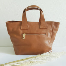 Lataa kuva Galleria-katseluun, Upea TESSA nahkalaukku, säädettävällä koristehihnalla ja kulta lukoilla. Laukussa vetoketjulukitus. Sisältä löytyy avo ja vetoketjullinen piilotasku. Koko: pituus 37 cm, korkeus 22 cm, syvyys 15cm Olkahihna leveys 1,5 cm, max pituus 128 cm leveä koristeellinen polyesteri/ nahka hihna kullanvärisillä pistolukoilla, leveys 5,5 cm, säädettävä pituus max. 128 cm Valmistusmaa Italia