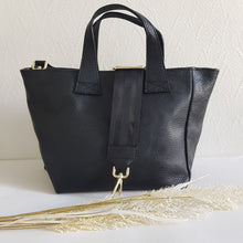 Lataa kuva Galleria-katseluun, Upea TESSA nahkalaukku, säädettävällä koristehihnalla ja kulta lukoilla. Laukussa vetoketjulukitus. Sisältä löytyy avo ja vetoketjullinen piilotasku. Koko: pituus 37 cm, korkeus 22 cm, syvyys 15cm Olkahihna leveys 1,5 cm, max pituus 128 cm leveä koristeellinen polyesteri/ nahka hihna kullanvärisillä pistolukoilla, leveys 5,5 cm, säädettävä pituus max. 128 cm Valmistusmaa Italia