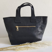 Lataa kuva Galleria-katseluun, Upea TESSA nahkalaukku, säädettävällä koristehihnalla ja kulta lukoilla. Laukussa vetoketjulukitus. Sisältä löytyy avo ja vetoketjullinen piilotasku. Koko: pituus 37 cm, korkeus 22 cm, syvyys 15cm Olkahihna leveys 1,5 cm, max pituus 128 cm leveä koristeellinen polyesteri/ nahka hihna kullanvärisillä pistolukoilla, leveys 5,5 cm, säädettävä pituus max. 128 cm Valmistusmaa Italia