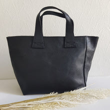 Lataa kuva Galleria-katseluun, Upea TESSA nahkalaukku, säädettävällä koristehihnalla ja kulta lukoilla. Laukussa vetoketjulukitus. Sisältä löytyy avo ja vetoketjullinen piilotasku. Koko: pituus 37 cm, korkeus 22 cm, syvyys 15cm Olkahihna leveys 1,5 cm, max pituus 128 cm leveä koristeellinen polyesteri/ nahka hihna kullanvärisillä pistolukoilla, leveys 5,5 cm, säädettävä pituus max. 128 cm Valmistusmaa Italia