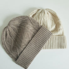 Lataa kuva Galleria-katseluun, AAVA Cashmere Beanie on kevyt, lämmin ja ylellisen pehmeä pipo, joka tuo ripauksen arjen luksusta viileisiin päiviin. Kääntöreuna varmistaa hyvän istuvuuden ja lisälämmön, kun taas kaunis palmikkoneulos tekee mallista ajattoman klassikon. Helppo yhdistää niin arkilookiin kuin tyylikkäämpiin kokonaisuuksiin – AAVA on täydellinen valinta syksystä kevääseen.