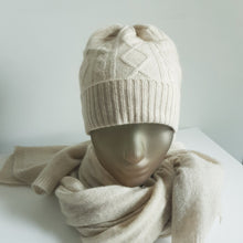 Lataa kuva Galleria-katseluun, Kevyt, lämmin, pehmeä cashmere beanie kääntöreunalla, joka takaa hyvän istuvuuden ja lämmön syksy keleihin.