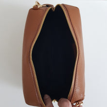 Lataa kuva Galleria-katseluun, Tyylikäs ADA nahkalaukku on uusi crossbody malli. Laukussa on kaunis nahkainen kantohihna, kapea säädettävä olkahihna, yksi iso tasku, vetoketjukiinnitys ja sisältä löytyy vetoketjullinen piilotasku. Kullanväriset metalliosat. Väri: konjakinruskea tai beige