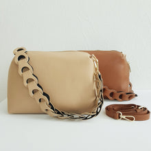 Lataa kuva Galleria-katseluun, Tyylikäs ADA nahkalaukku on uusi crossbody malli. Laukussa on kaunis nahkainen kantohihna, kapea säädettävä olkahihna, yksi iso tasku, vetoketjukiinnitys ja sisältä löytyy vetoketjullinen piilotasku. Kullanväriset metalliosat. Väri: konjakinruskea tai beige