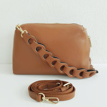 Lataa kuva Galleria-katseluun, Tyylikäs ADA nahkalaukku on uusi crossbody malli. Laukussa on kaunis nahkainen kantohihna, kapea säädettävä olkahihna, yksi iso tasku, vetoketjukiinnitys ja sisältä löytyy vetoketjullinen piilotasku. Kullanväriset metalliosat. Väri: konjakinruskea tai beige