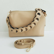 Lataa kuva Galleria-katseluun, Tyylikäs ADA nahkalaukku on uusi crossbody malli. Laukussa on kaunis nahkainen kantohihna, kapea säädettävä olkahihna, yksi iso tasku, vetoketjukiinnitys ja sisältä löytyy vetoketjullinen piilotasku. Kullanväriset metalliosat. Väri: konjakinruskea tai beige